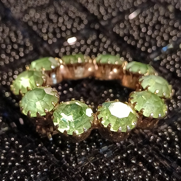 Vintage rhinestone 10 stone light green wreath shaped brooch. - Picture 12 of 13